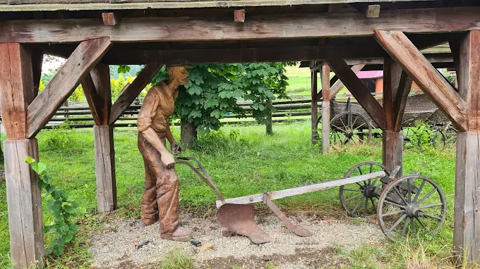 Rzeźby pokazujące uprawę ziemi zdjęcie